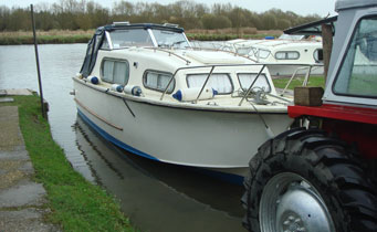 Boat Maintenance at Sheridan Marine Boatyard, Moulsford, Oxfordshire